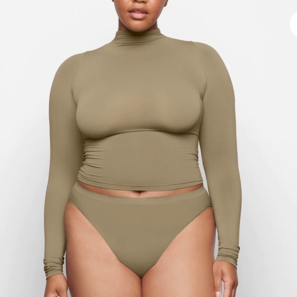 SKIMS soft smoothing turtleneck army green size L BNWT
